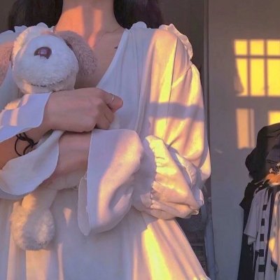 年轻女孩爱过来